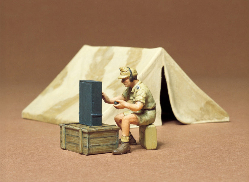 Tamiya 1/35 Tent Set with German Soldier